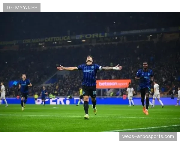 劳塔罗拥抱儿子庆祝进球，家庭成射手王动力源泉