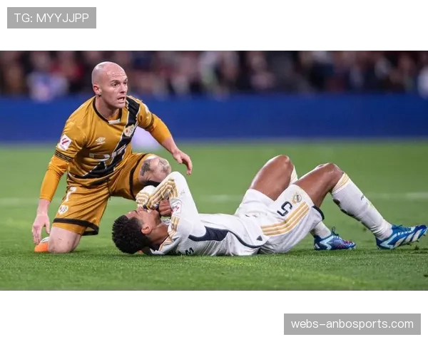 哈兰德与贝林厄姆赛后交换球衣，两位新生代巨星简短交谈